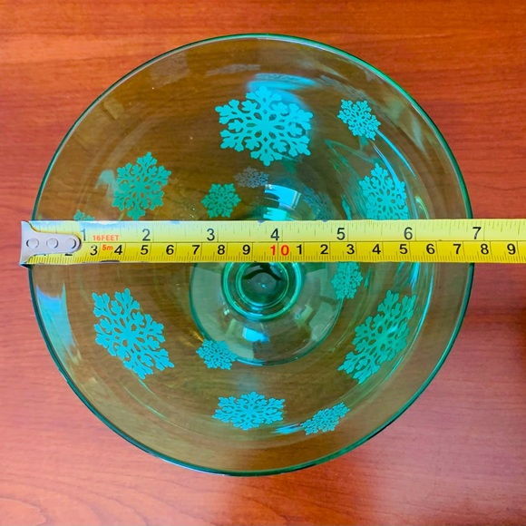 Beautiful 7” green glass bowl glass footed candy dish white snowflakes pattern - Picture 3 of 4